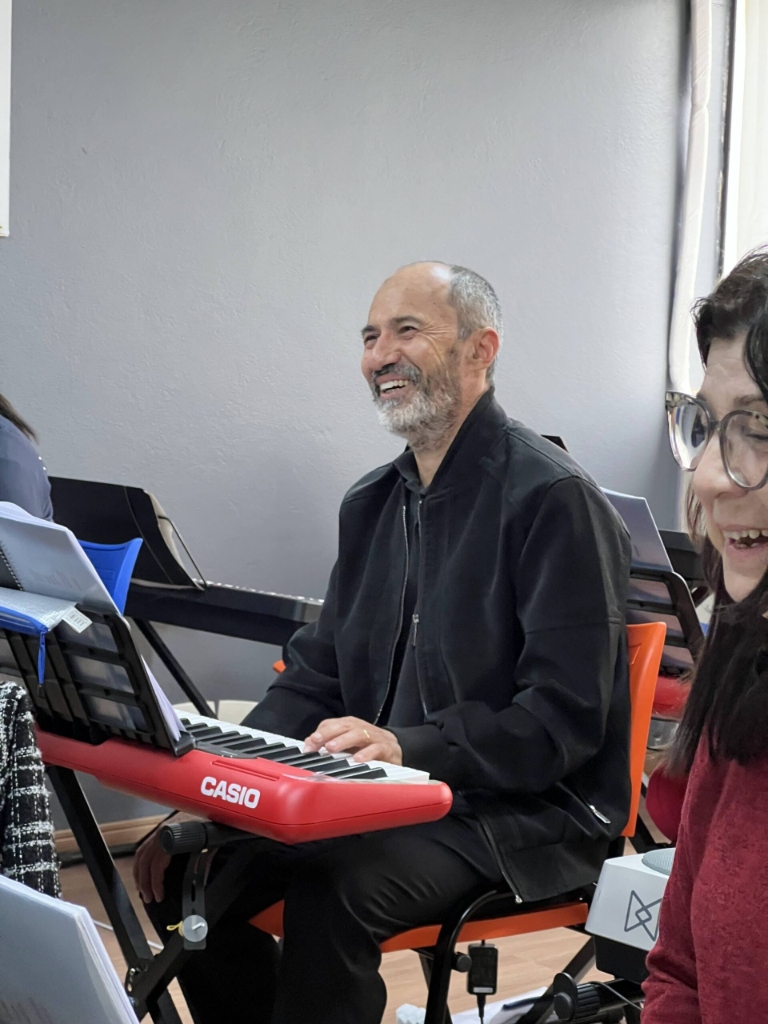 Professores e alunos em aula prática de teclado